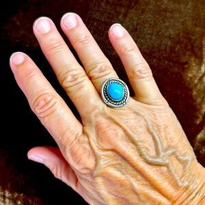 Vintage Navajo Sterling Turquoise Ring. Stunning Blue Color size 6 Broken side